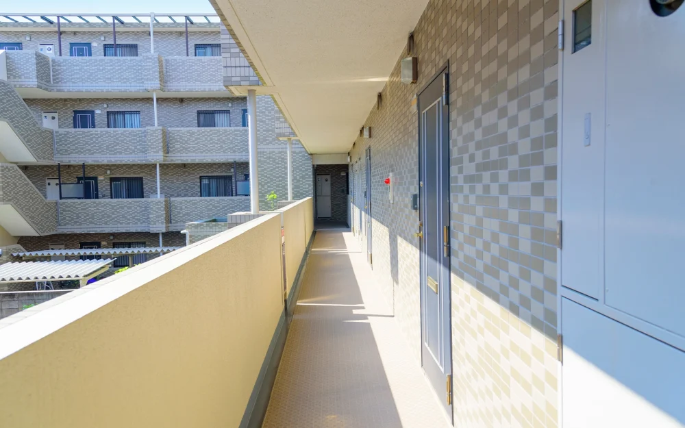 マンションの共用通路と玄関