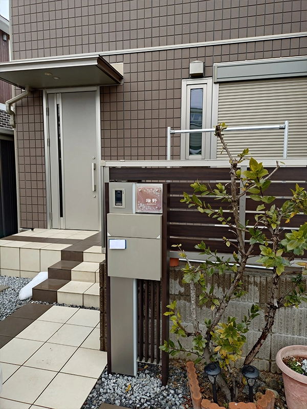 ピンクの桜柄の表札が戸建ての玄関をかわいく演出【hf-65】