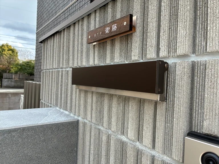 ガラス職人がつくる透明度の高い、まるで氷のようなガラス表札【hf-c01】