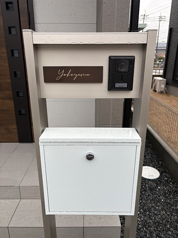シックなカラーが大人な雰囲気をつくるおしゃれなタイル表札【hsm-12】